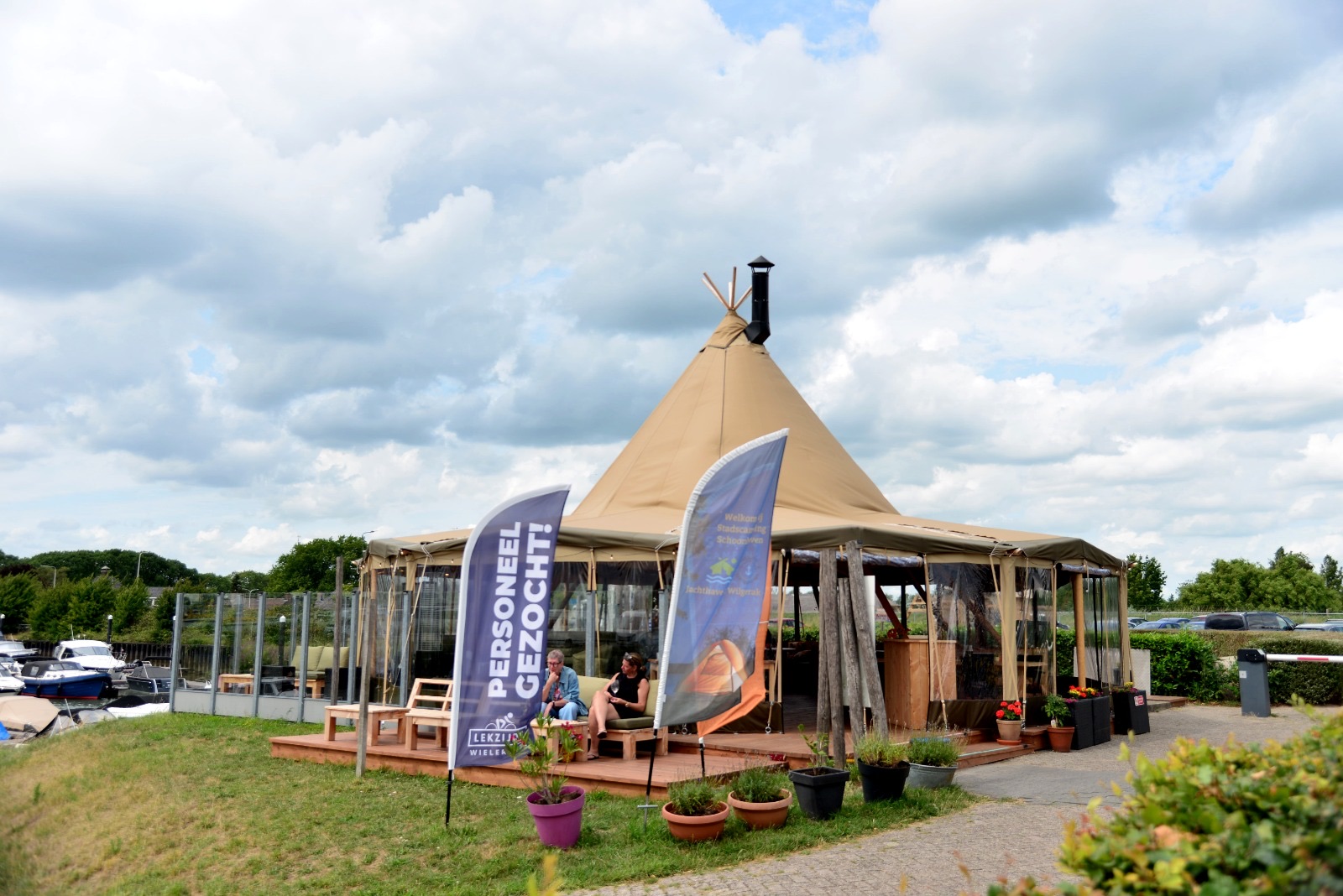 The TIPI tent of Eetcafé Lekzijde by the marina